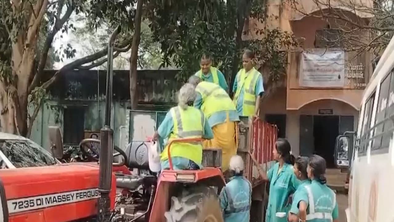 Female contract sanitation workers allegedly transported in garbage vehicle, Poonamallee (Photo/ANI) Female contract sanitation workers allegedly transported in garbage vehicle, Poonamallee (Photo/ANI)