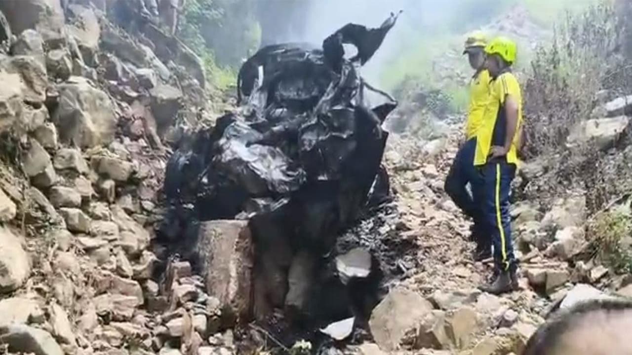 Charred remains of the vehicle inside a gorge in Uttarakahand (Photo/ Uttarakhand SDRF) Charred remains of the vehicle inside a gorge in Uttarakahand (Photo/ Uttarakhand SDRF)