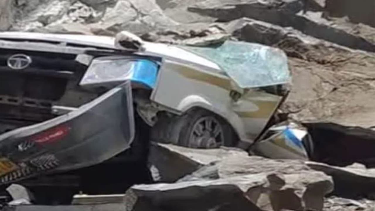 Visual of damaged car (Photo/X@SukhuSukhvinder) Visual of damaged car (Photo/X@SukhuSukhvinder)