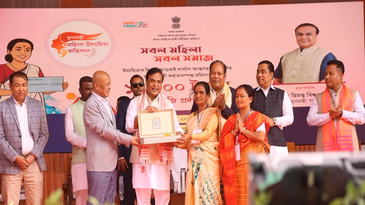 Assam CM Himanta Biswa Sarma presents seed capital under MMUA at Tamulpur (Photo/ANI)