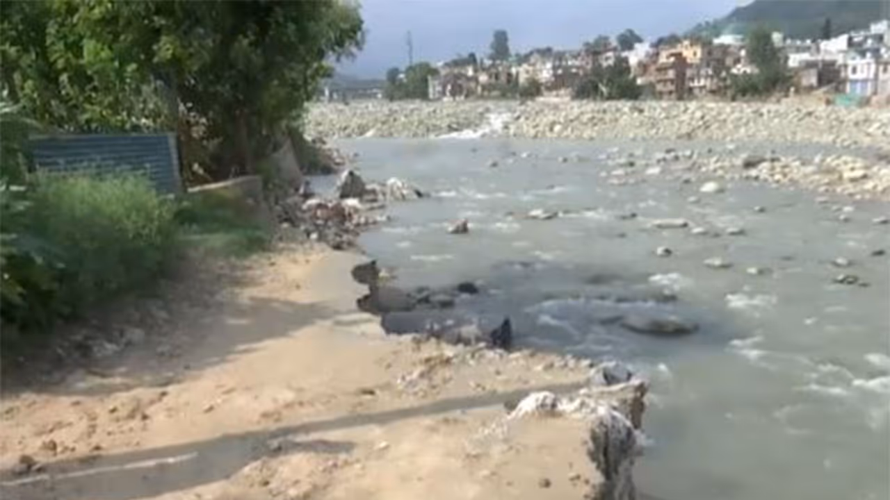 Road damage due to flash floods in Rajouri (Photo/ANI) Road damage due to flash floods in Rajouri (Photo/ANI)