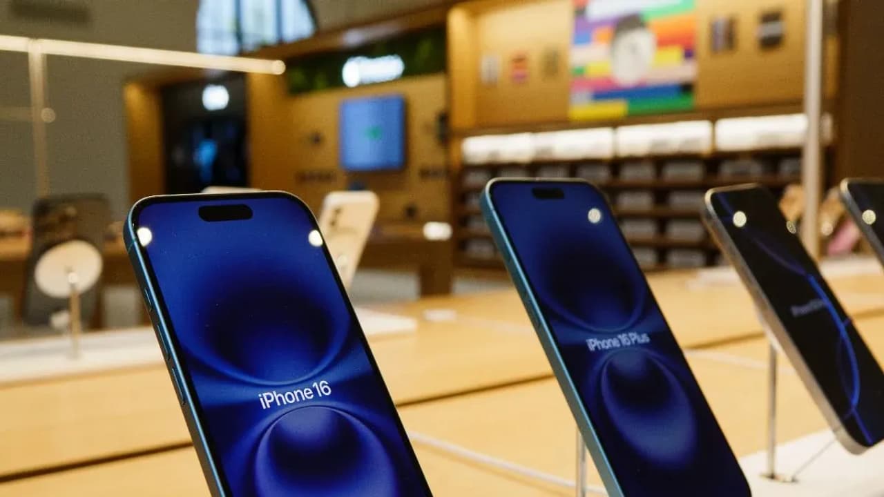 https://stocktwits.com/news articles/markets/equity/apple india iphone sales reportedly sparkle in q2 but retail on sidelines/chlnZ4aRRRO