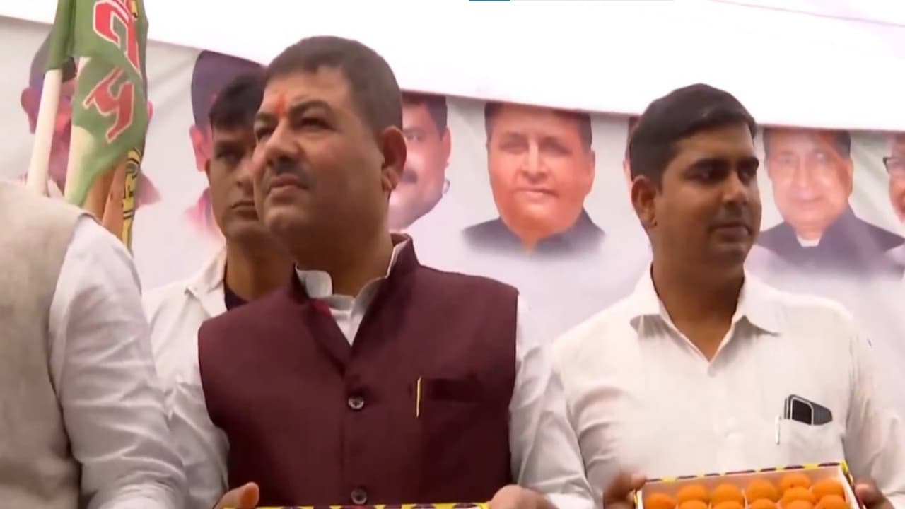 JD(U) workers celebrate outside party office in Patna (Photo: ANI) JD(U) workers celebrate outside party office in Patna (Photo: ANI)