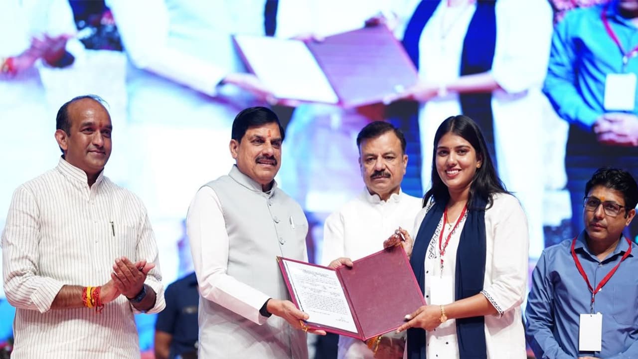 MP CM Mohan Yadav handing over compassionate appointment letter to candidate (Photo/ X @CMMadhyaPradesh) MP CM Mohan Yadav handing over compassionate appointment letter to candidate (Photo/ X @CMMadhyaPradesh)