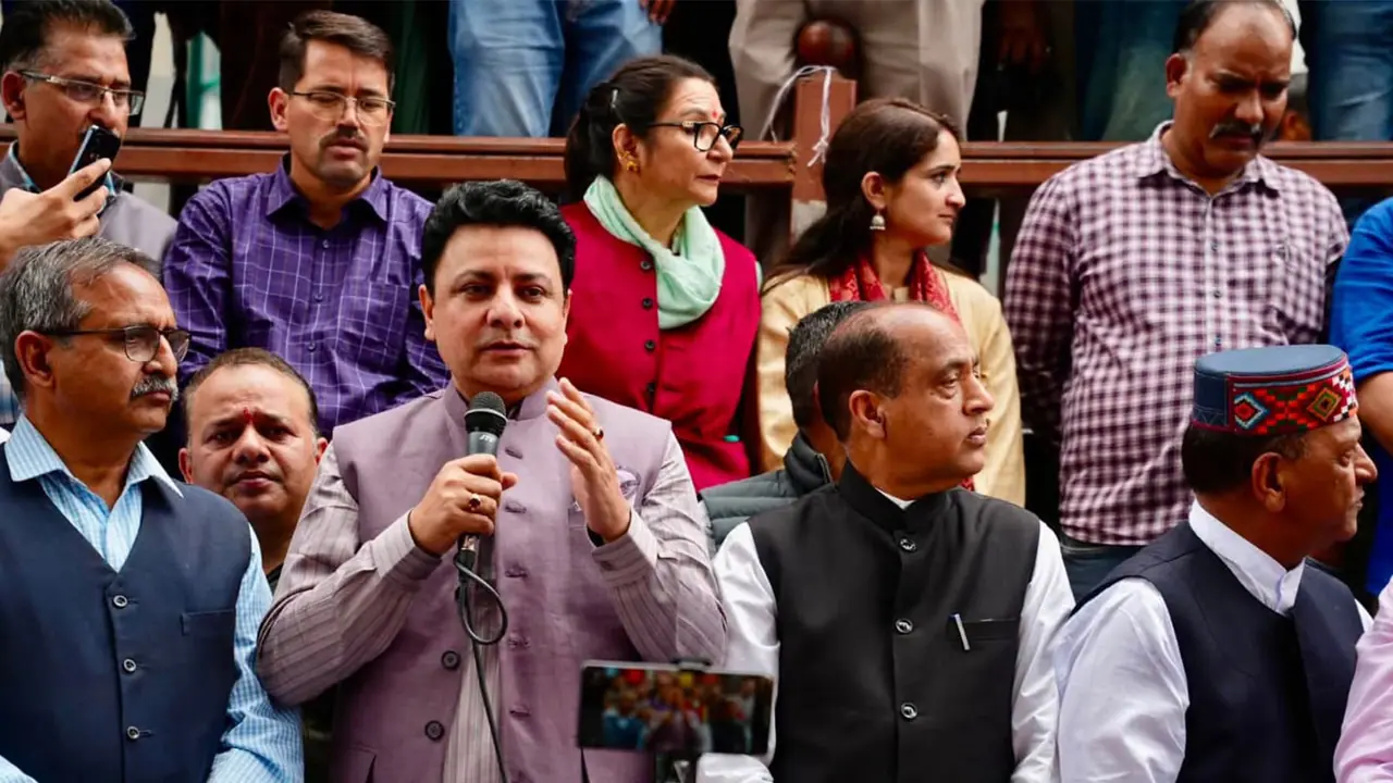 BJP's Sudhir Sharma hits back at Himachal govt during protest (Photo:ANI) BJP's Sudhir Sharma hits back at Himachal govt during protest (Photo:ANI)