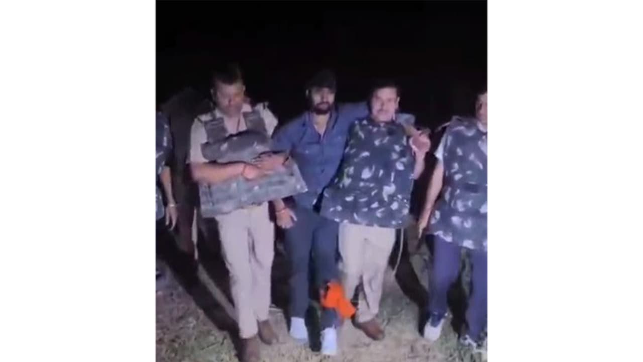 Visual of police carrying shooting case accused (Photo/Kushinagar Police) Visual of police carrying shooting case accused (Photo/Kushinagar Police)
