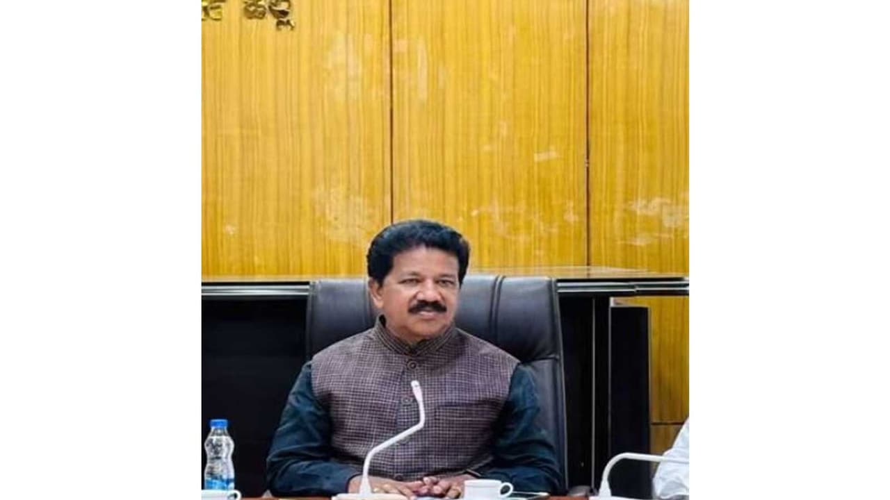 Karnataka Minister T Raghumurthy (Photo/X@T Raghumurthy) Karnataka Minister T Raghumurthy (Photo/X@T Raghumurthy)
