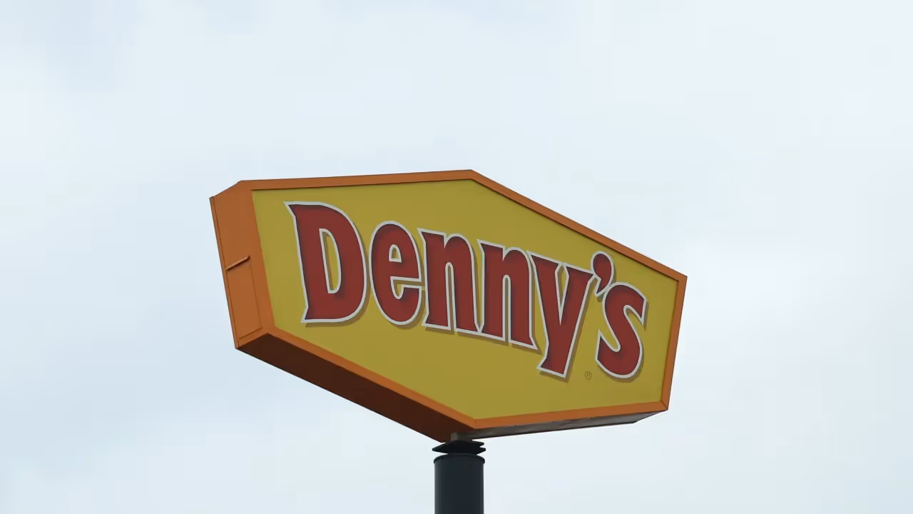 https://stocktwits.com/news articles/markets/equity/dennys 620 million deal oppenheimer says not expecting competitive bidding process/cL28guSR36a