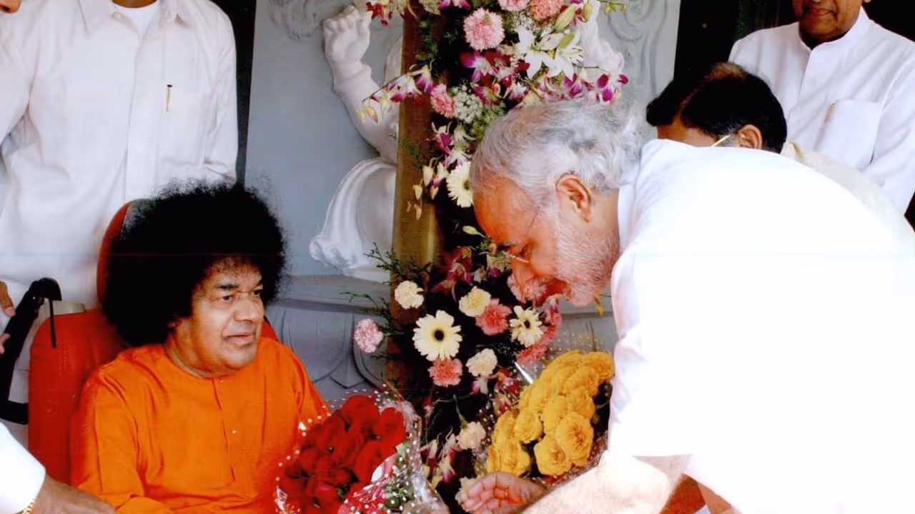 Prime Minister Narendra Modi with Sri Sathya Sai Baba (Photo/X@narendramodi)