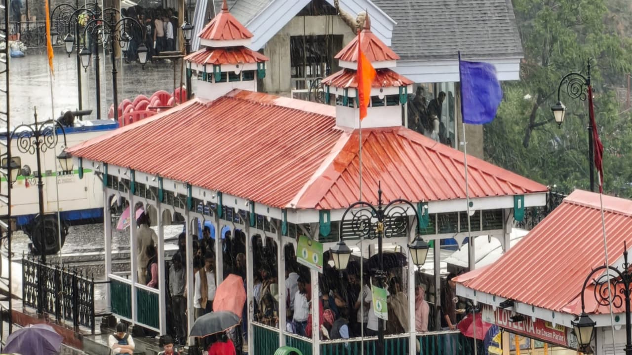 People in a shelter amid rainfall in Shimla (Photo/ANI) People in a shelter amid rainfall in Shimla (Photo/ANI)