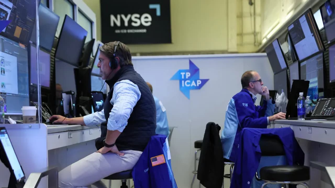 https://stocktwits.com/news-articles/markets/equity/when-will-s-and-p-500-scale-new-peaks-most-retail-traders-bullish-on-summer-surge/chlL6jGRRGH