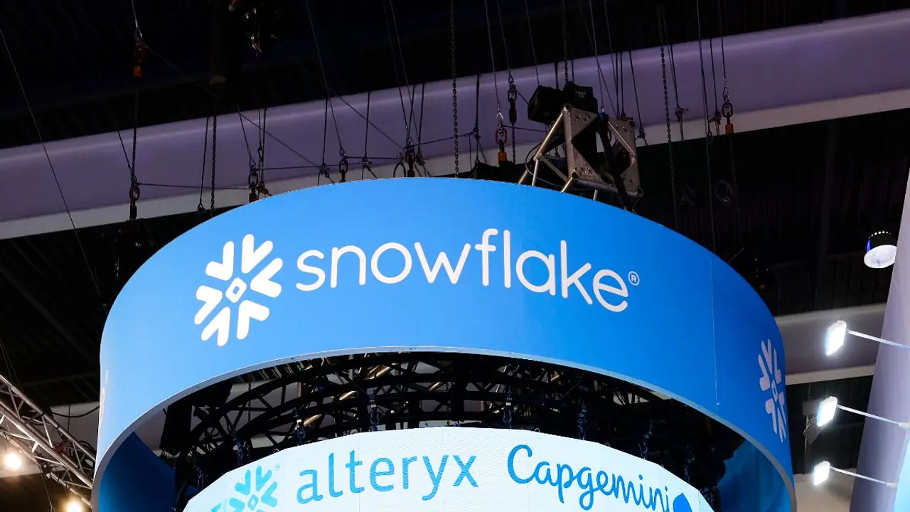 Snowflake Stock Nears One-Year High As Analyst Upgrade Signals Strength In Cloud Data Demand: Retail Takes Notice