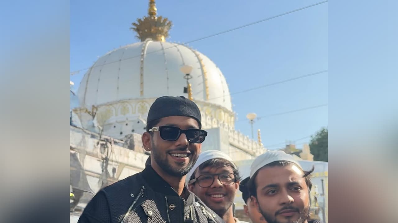 Baseer Ali visits Ajmer Sharif (Photo/Instagram@baseer_bob) Baseer Ali visits Ajmer Sharif (Photo/Instagram@baseer_bob)