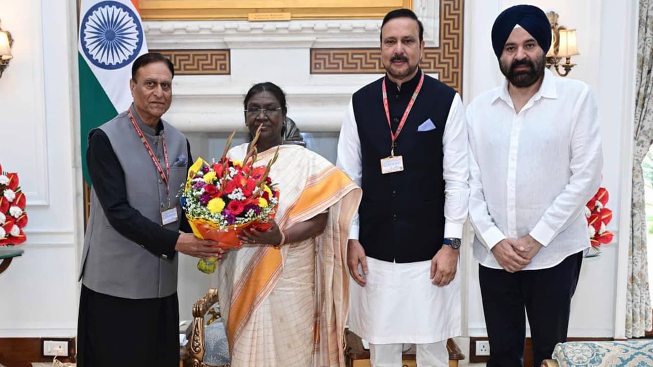 Members of Parliament from the Jammu and Kashmir National Conference in the Rajya Sabha met President Droupadi Murmu (Photo/@JKNC_) Members of Parliament from the Jammu and Kashmir National Conference in the Rajya Sabha met President Droupadi Murmu (Photo/@JKNC_)