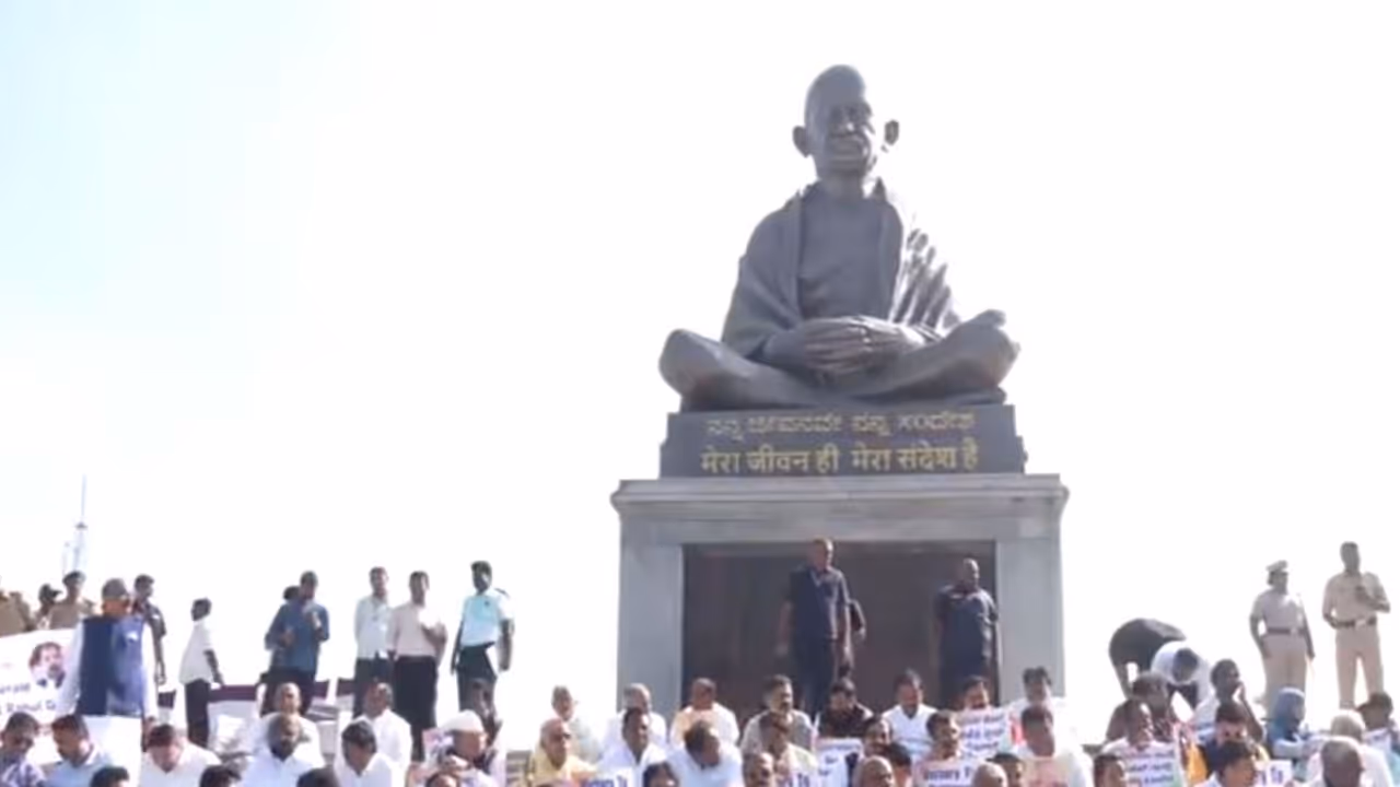 Karnataka Congress holds protest in Belagavi over MGNREGA renaming (Photo/ANI) Karnataka Congress holds protest in Belagavi over MGNREGA renaming (Photo/ANI)