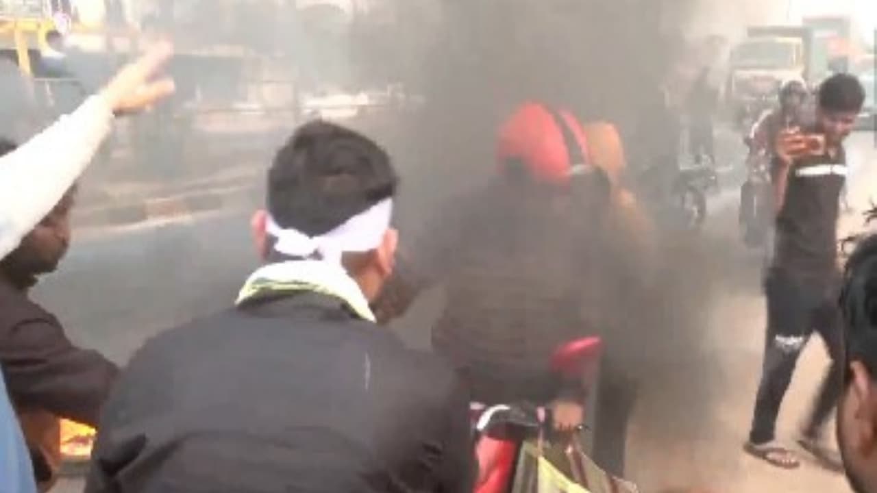 NNKS workers blocks Puri–Bhubaneswar road over Paddy Procurement lapses. (Photo/ANI) NNKS workers blocks Puri–Bhubaneswar road over Paddy Procurement lapses. (Photo/ANI)