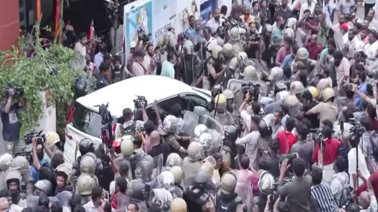 CPM workers damage vehicles of ED officials in Keralam (Photo/ANI) CPM workers damage vehicles of ED officials in Keralam (Photo/ANI)