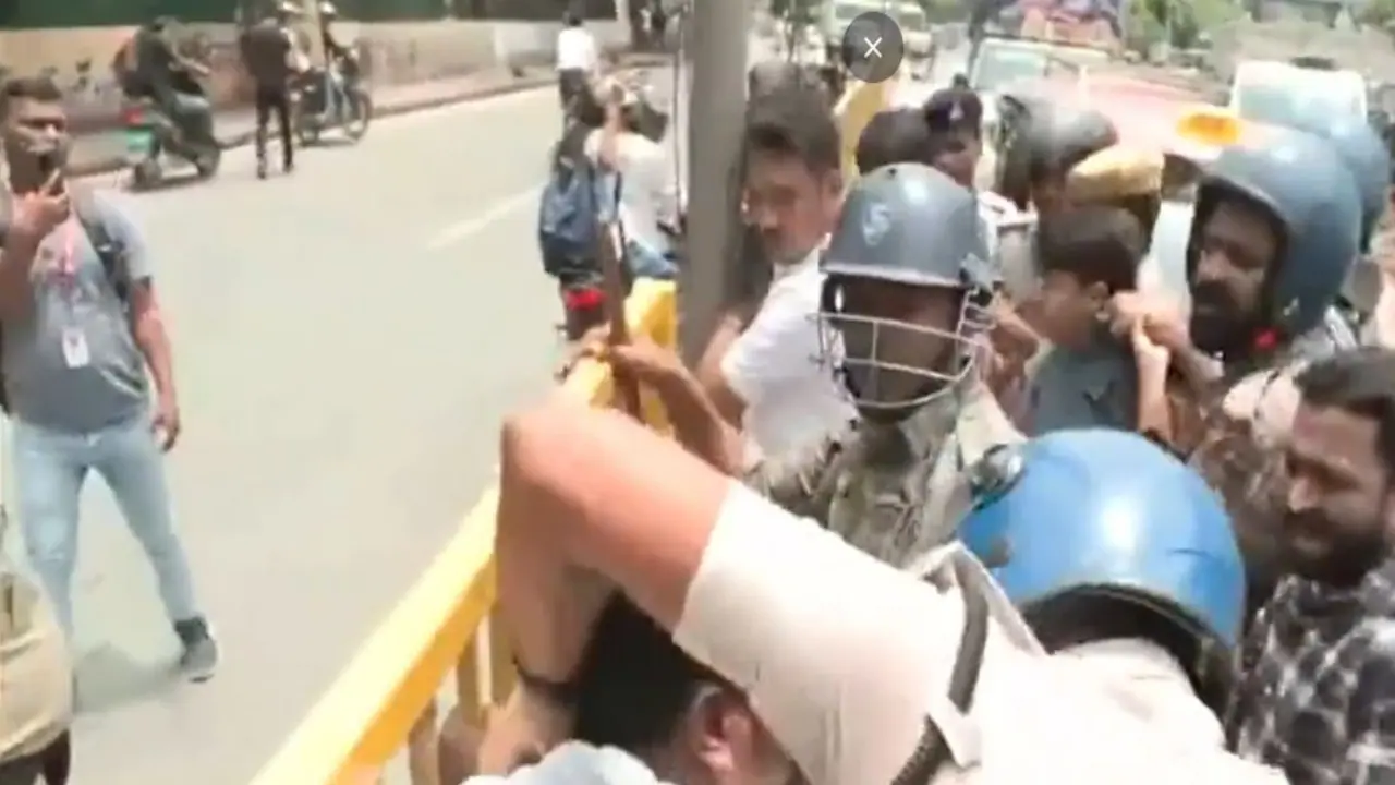 Clash erupts between police and protestors in Bihar (Photo/ANI) Clash erupts between police and protestors in Bihar (Photo/ANI)