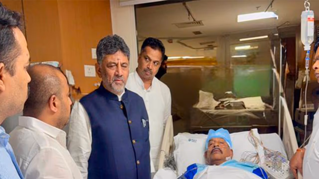 CM DK Shivakumar visits MLA K Shadakshari in Delhi hospital (Photo/@DKShivakumar) CM DK Shivakumar visits MLA K Shadakshari in Delhi hospital (Photo/@DKShivakumar)