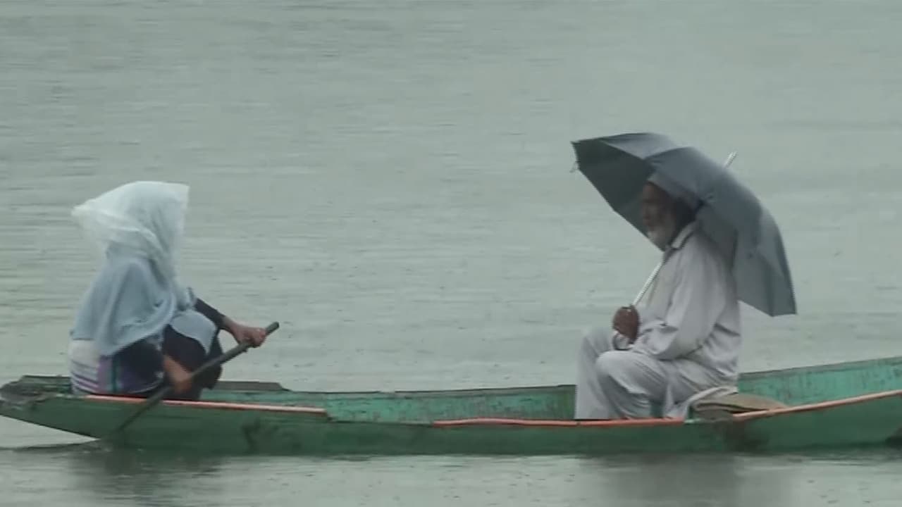 Srinagar sees light rain over Dal Lake (Photo/ANI) Srinagar sees light rain over Dal Lake (Photo/ANI)