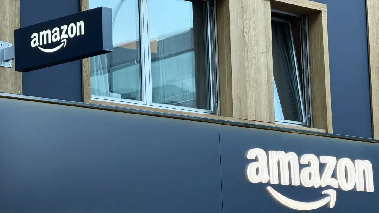 https://stocktwits.com/news articles/markets/equity/amazon stock sees retail chatter surge 39 amid hr downsizing news/ch6FRwuR3Nx https://stocktwits.com/news articles/markets/equity/amazon stock sees retail chatter surge 39 amid hr downsizing news/ch6FRwuR3Nx