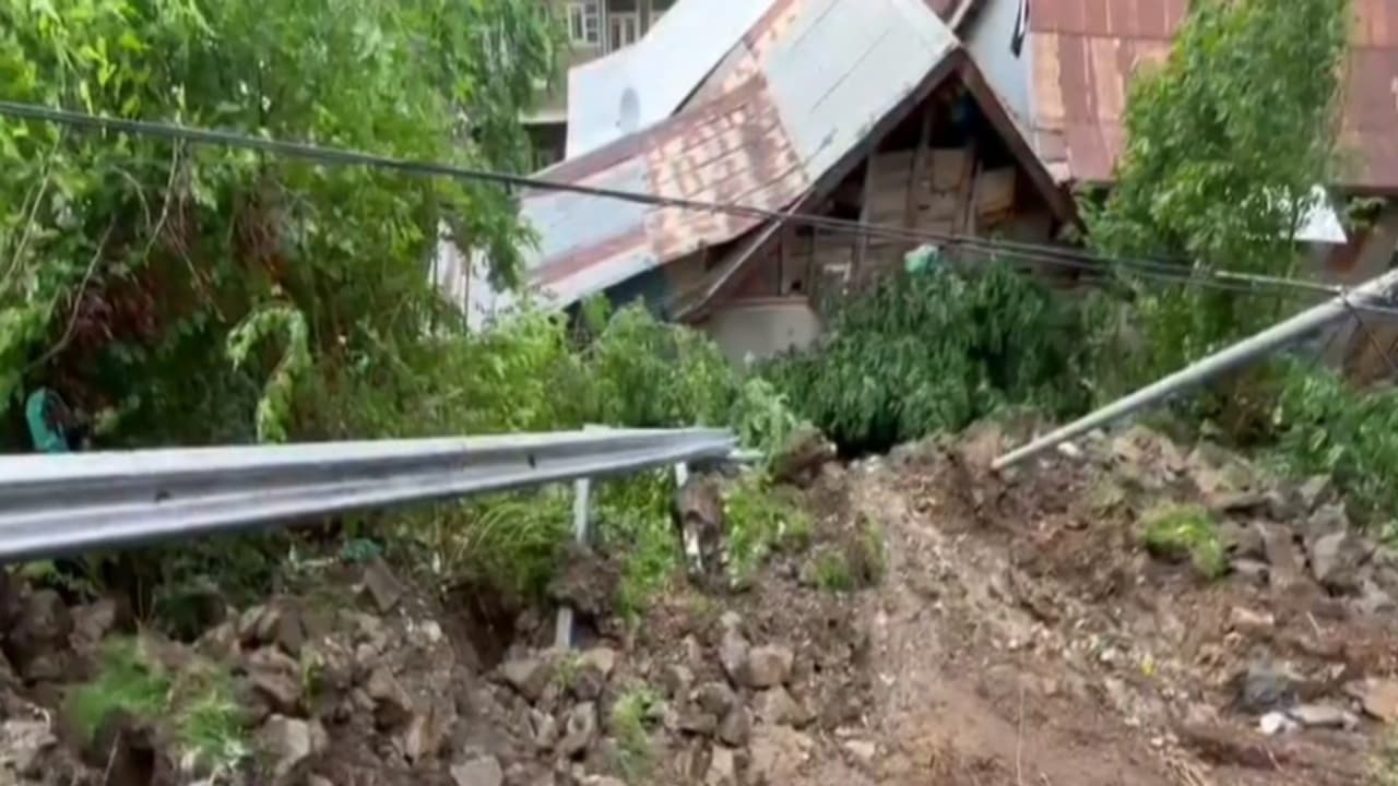 Mud, rainwater enter nearby houses along Srinagar Bandipora road (Photo/ANI) Mud, rainwater enter nearby houses along Srinagar Bandipora road (Photo/ANI)