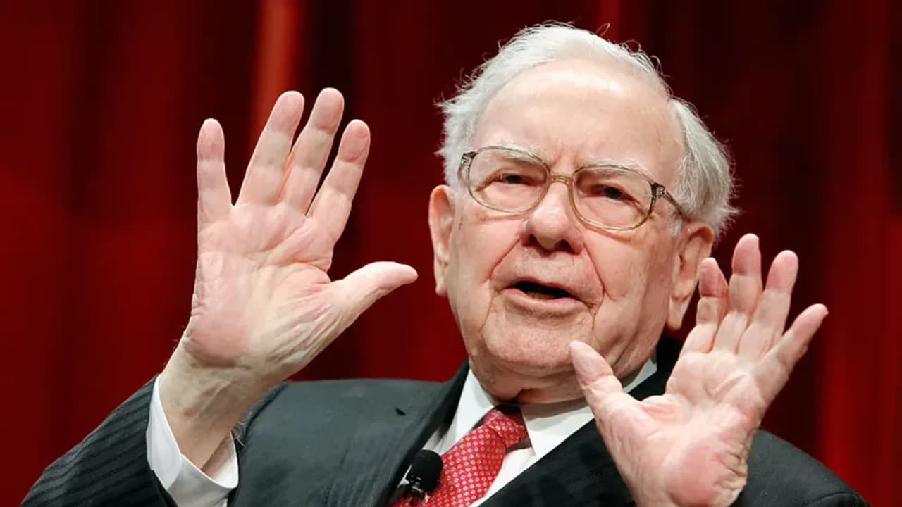 https://stocktwits.com/news articles/markets/equity/warren buffett voices biggest worry about us dollar/chi5VHwRbKI