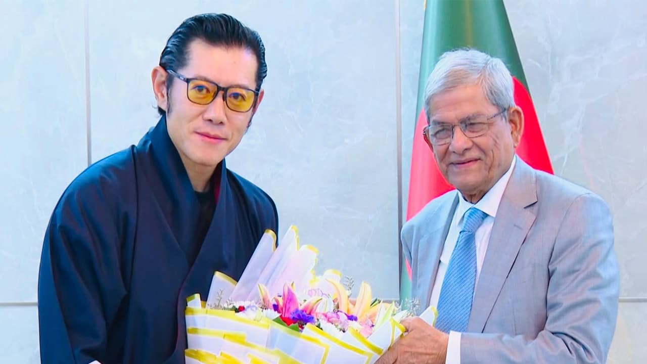 Bangladesh President Mirza Fakhrul Islam Alamgir greets Bhutanese King Jigme Khesar Namgyel Wangchuck with a bouquet at Dhaka airport on Wednesday. (Image Source: Bangabhaban, the Presidential Palace of Bangladesh) Bangladesh President Mirza Fakhrul Islam Alamgir greets Bhutanese King Jigme Khesar Namgyel Wangchuck with a bouquet at Dhaka airport on Wednesday. (Image Source: Bangabhaban, the Presidential Palace of Bangladesh)