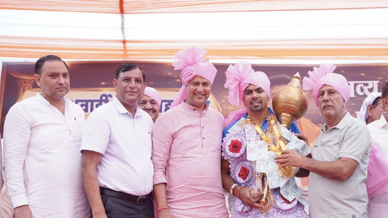 Delhi Cabinet Minister Ravinder Indraj Singh felicitates star kabaddi player Pawan Sehrawat during a civic reception in New Delhi (Photo/ANI) Delhi Cabinet Minister Ravinder Indraj Singh felicitates star kabaddi player Pawan Sehrawat during a civic reception in New Delhi (Photo/ANI)