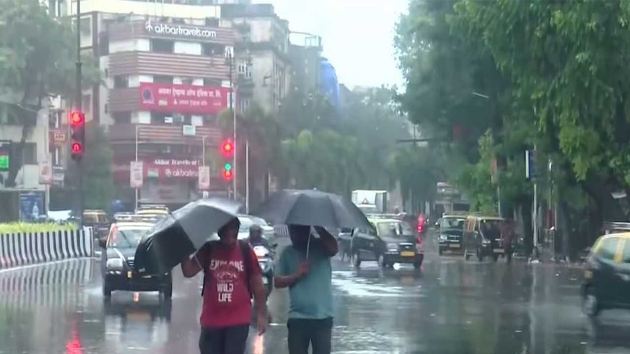 Rain lashes parts of Mumbai on Sunday morning (Photo/ANI) Rain lashes parts of Mumbai on Sunday morning (Photo/ANI)