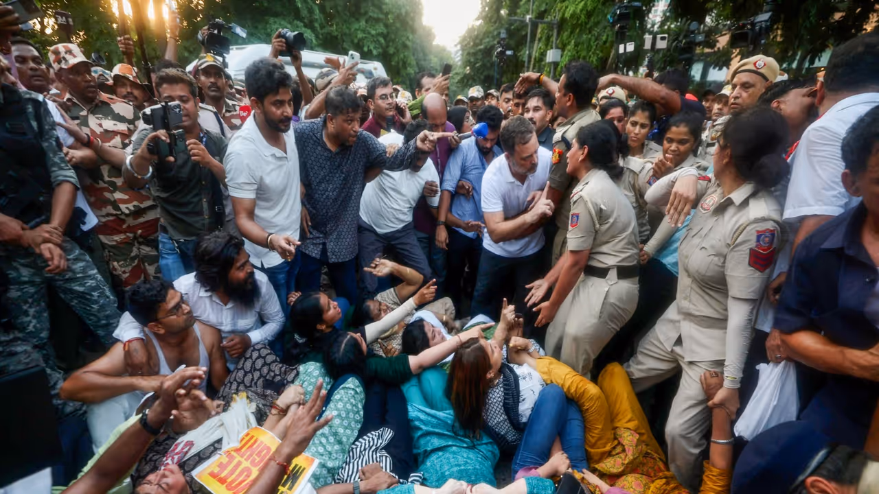 Rahul and Priyanka Gandhi resist Police action during Wednesday's protest (Photo/ANI) Rahul and Priyanka Gandhi resist Police action during Wednesday's protest (Photo/ANI)