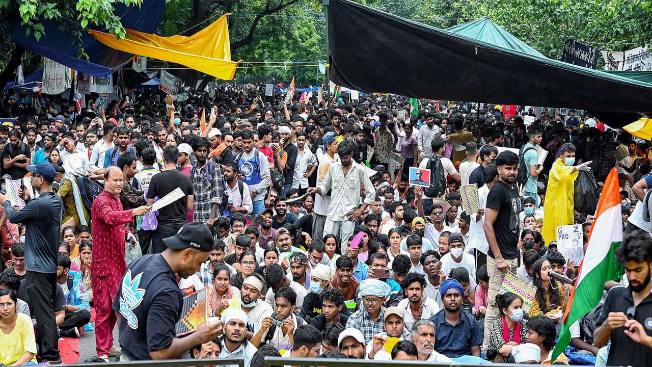 People sit at protest site at Jantar Mantar supporting CJP's protest. (File Photo/ANI) People sit at protest site at Jantar Mantar supporting CJP's protest. (File Photo/ANI)