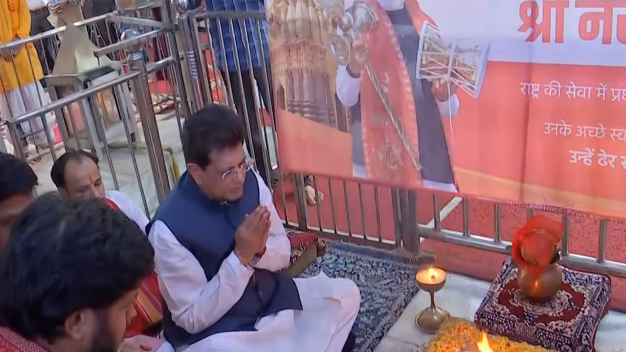 Union Minister Piyush Goyal offers prayers at Hanuman Mandir (Photo/ANI) Union Minister Piyush Goyal offers prayers at Hanuman Mandir (Photo/ANI)