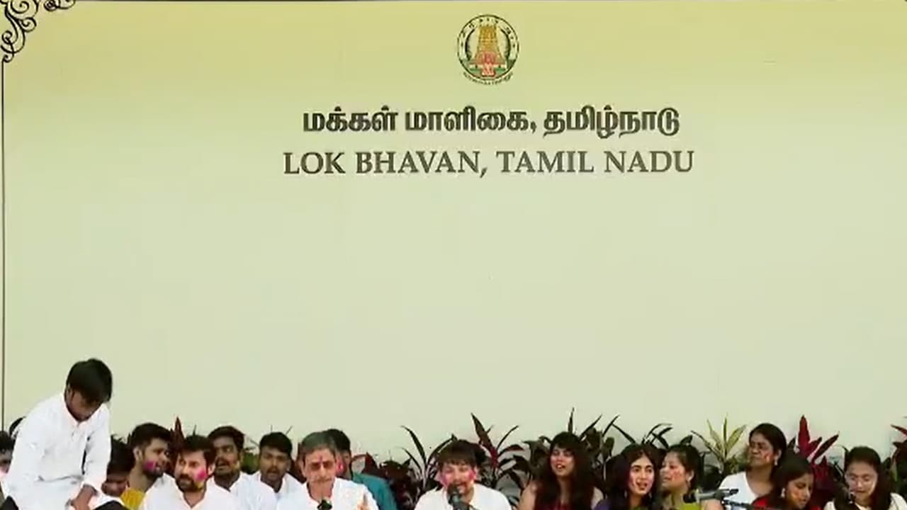 Governor RN Ravi Singing with IIT Madras students(Photo/@lokbhavan_tn) Governor RN Ravi Singing with IIT Madras students(Photo/@lokbhavan_tn)