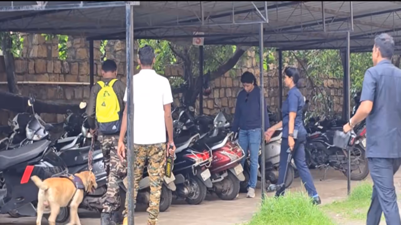 Police personnels searching Centre Point School after Bomb threat (Photo/ANI) Police personnels searching Centre Point School after Bomb threat (Photo/ANI)