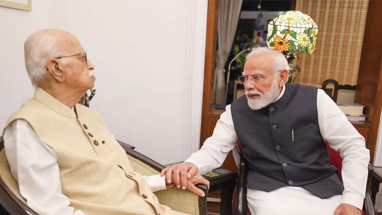 Prime Minister Narendra Modi met veteran BJP leader LK Advani (Photo/@narendramodi) Prime Minister Narendra Modi met veteran BJP leader LK Advani (Photo/@narendramodi)