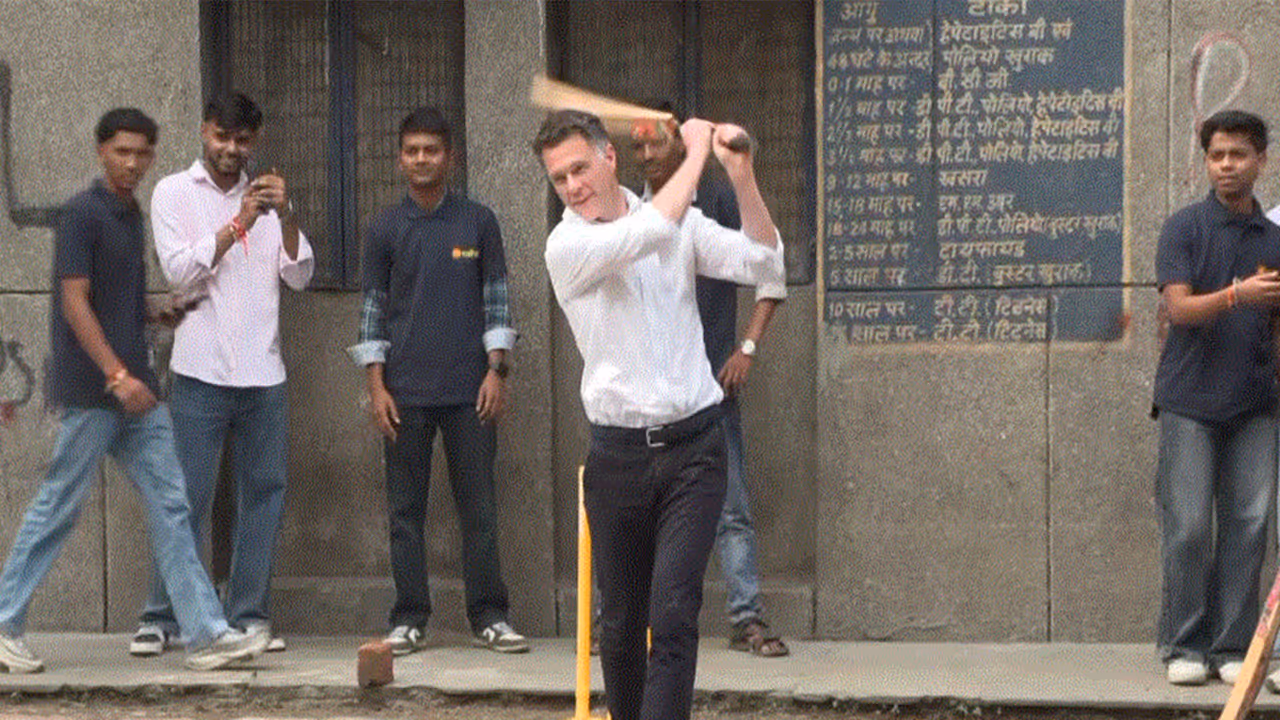 New South Wales Premier Chris Minns plays gully cricket with children during his visit to Asha Community Centre in Mayapuri, Delhi. (Photo: ANI) New South Wales Premier Chris Minns plays gully cricket with children during his visit to Asha Community Centre in Mayapuri, Delhi. (Photo: ANI)