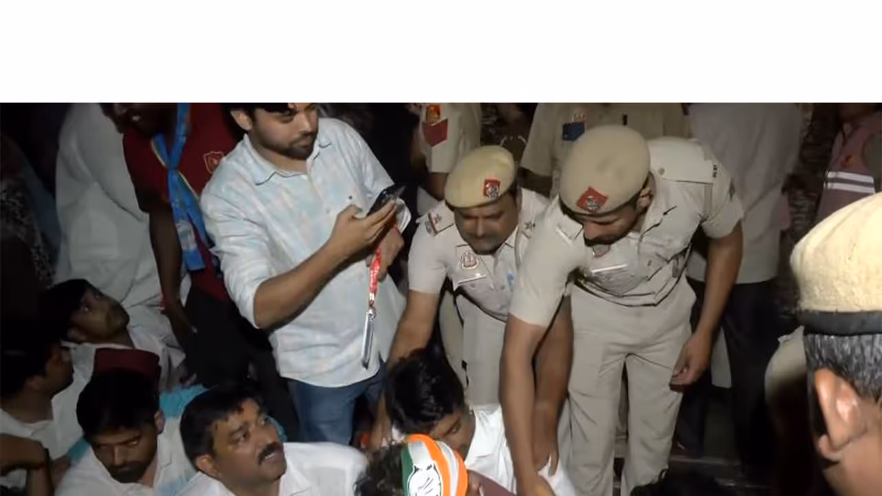 Delhi police detains protesters (Photo/ANI) Delhi police detains protesters (Photo/ANI)