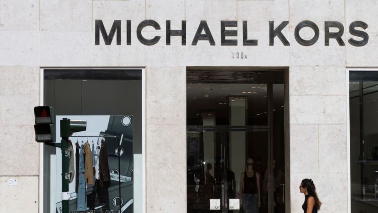 Capri Holdings Stock Plummets After Q3 Earnings Miss: Retail Sentiment Sours Capri Holdings Stock Plummets After Q3 Earnings Miss: Retail Sentiment Sours