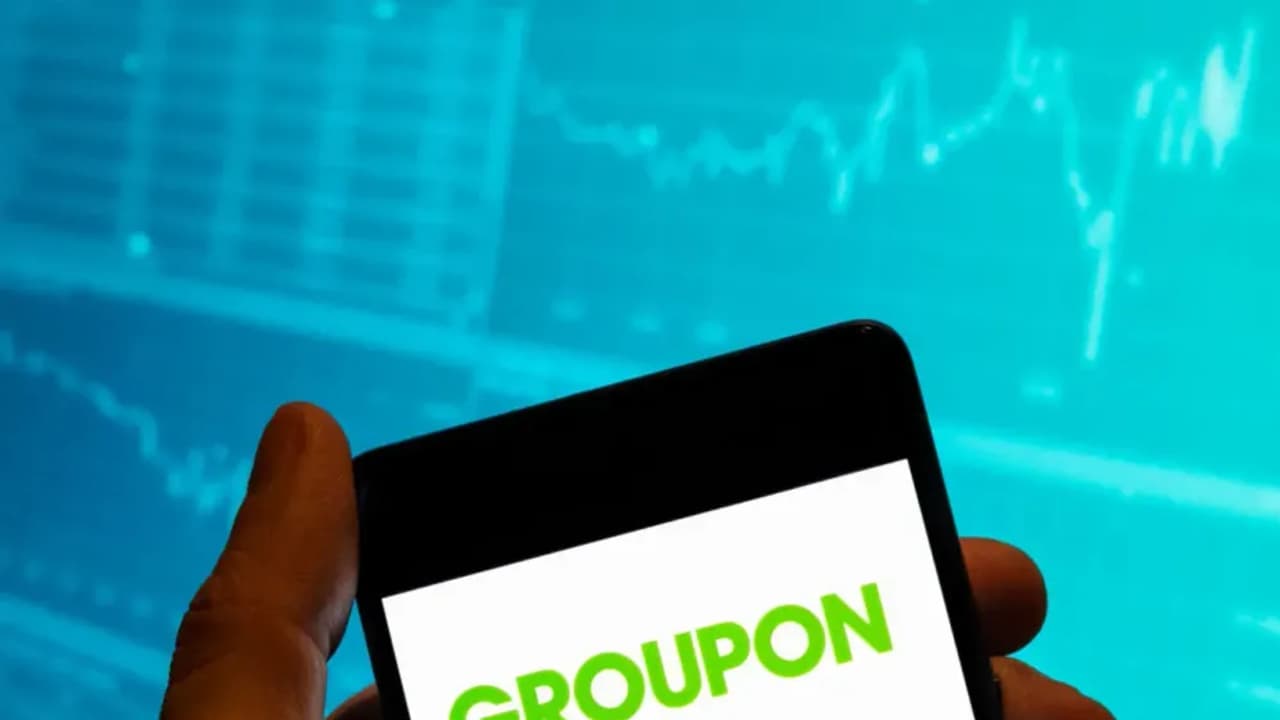 Groupon Stock Jumps Premarket Despite Mixed Q4 Print As Investors Cheer Positive Outlook: Retail Smells A Bargain Buy
