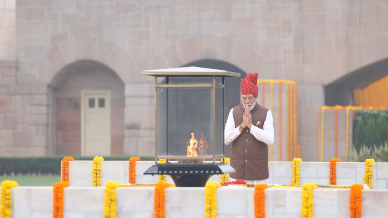 PM Modi pays tribute to Mahatma Gandhi (Photo: X@narendramodi) PM Modi pays tribute to Mahatma Gandhi (Photo: X@narendramodi)