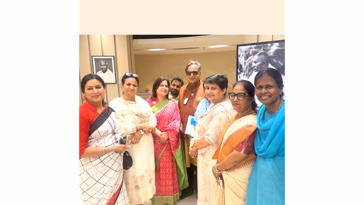 Congress MP Shashi Tharoor with Mahil Congress delegation (Photo/@ShashiTharoor) Congress MP Shashi Tharoor with Mahil Congress delegation (Photo/@ShashiTharoor)