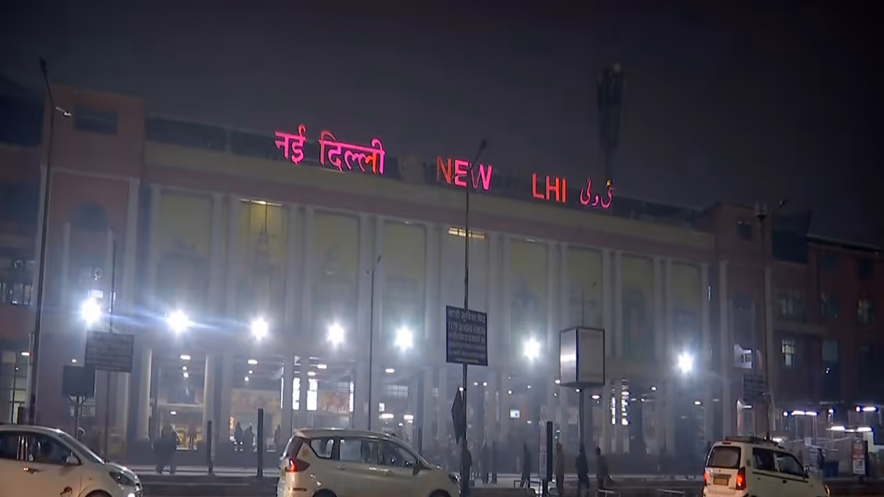 Cold Wave in New Delhi Railway Station, Delhi (Photo/ANI) Cold Wave in New Delhi Railway Station, Delhi (Photo/ANI)