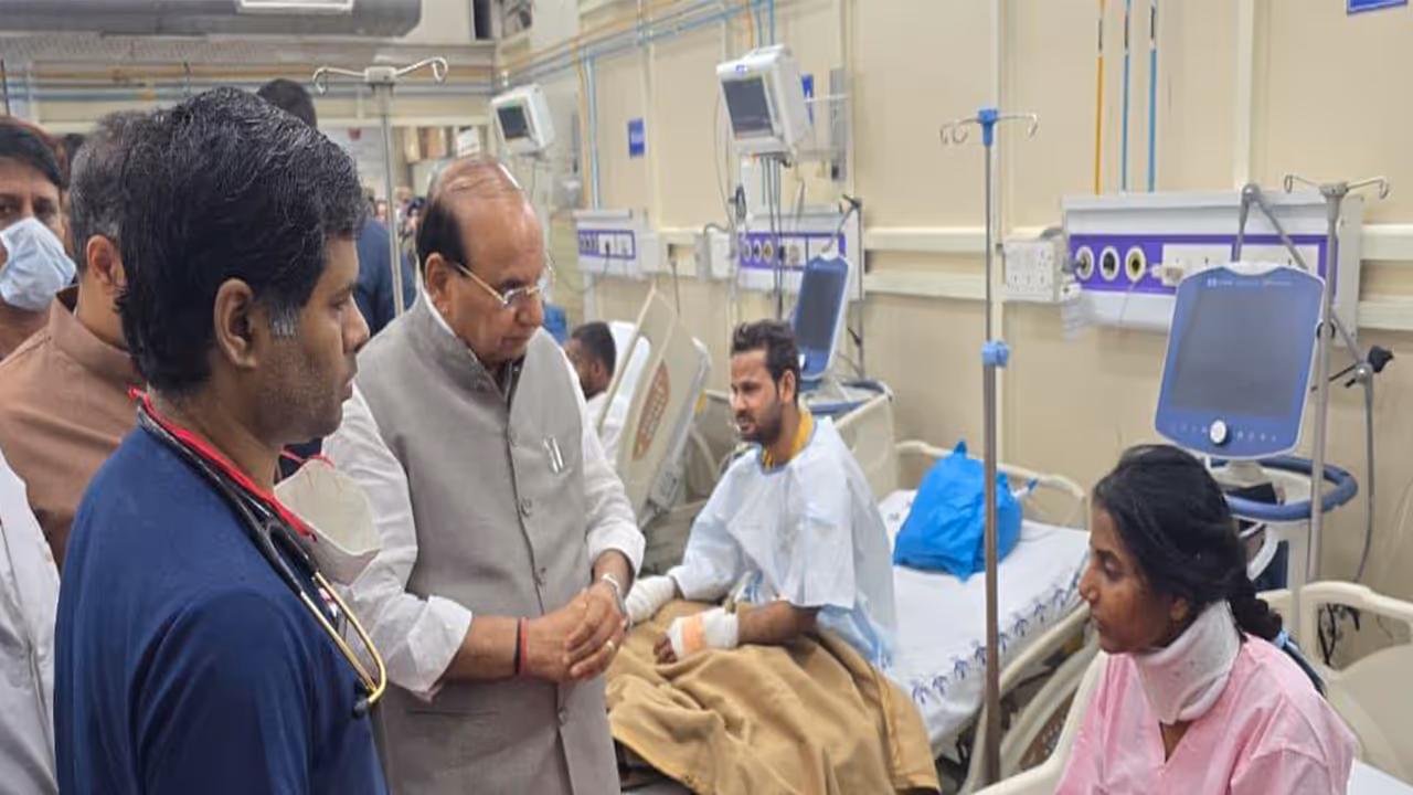 Delhi LG VK Saxena meets victims of blast near Red Fort (Photo/X@RajNiwasDelhi)