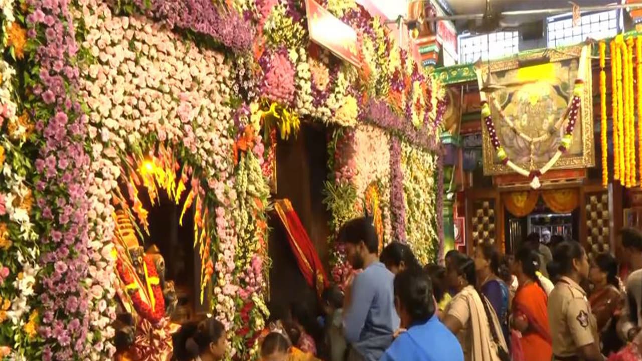 Devotees at Sri Durga Malleswara Swamy Varla Devasthanam (Photo/ANI) Devotees at Sri Durga Malleswara Swamy Varla Devasthanam (Photo/ANI)
