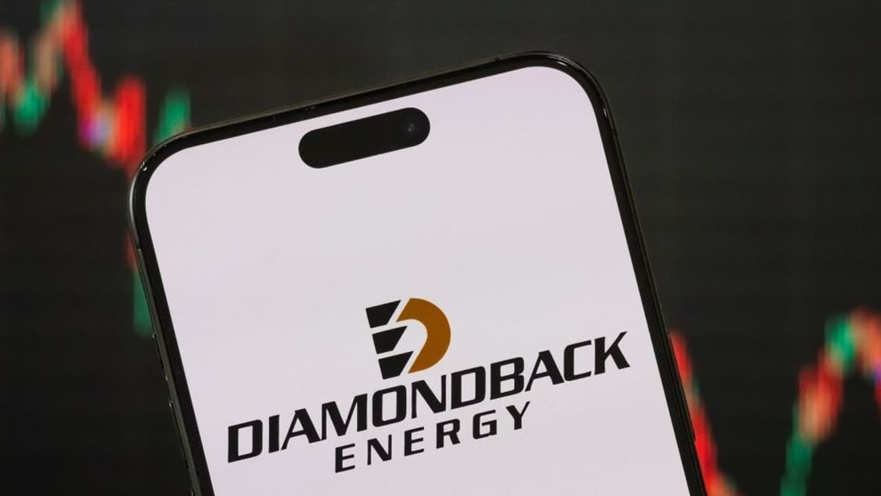 https://stocktwits.com/news articles/markets/equity/diamondback energy in spotlight after lowering 2025 output forecast ceo says us onshore production has likely peaked/chi4AKeRb1a