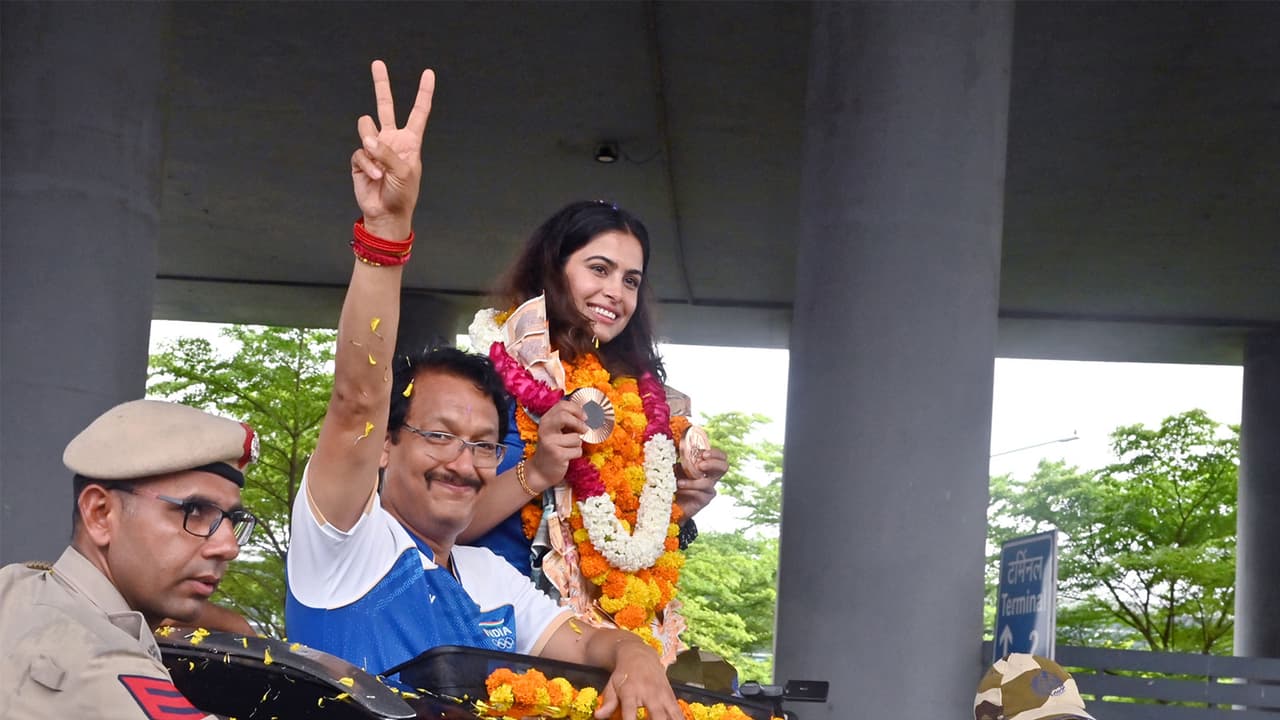 Jaspal Rana (L) with Manu Bhaker. (Photo/ANI) Jaspal Rana (L) with Manu Bhaker. (Photo/ANI)