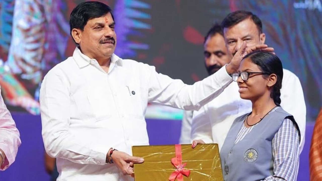 MP CM Mohan Yadav distributing laptops to students (Photo / X @CMMadhyaPradesh) MP CM Mohan Yadav distributing laptops to students (Photo / X @CMMadhyaPradesh)