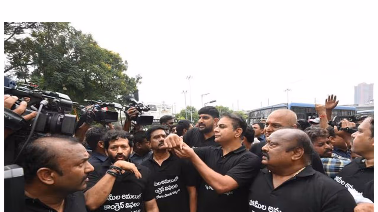 Visuals of the Protest (Photo/X@KTRBRS) Visuals of the Protest (Photo/X@KTRBRS)