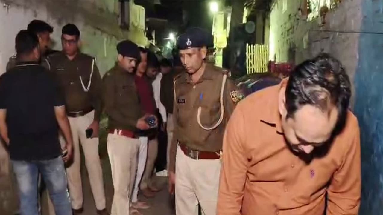 Police officials and FSL team inspect the crime scene (Photo: ANI) Police officials and FSL team inspect the crime scene (Photo: ANI)